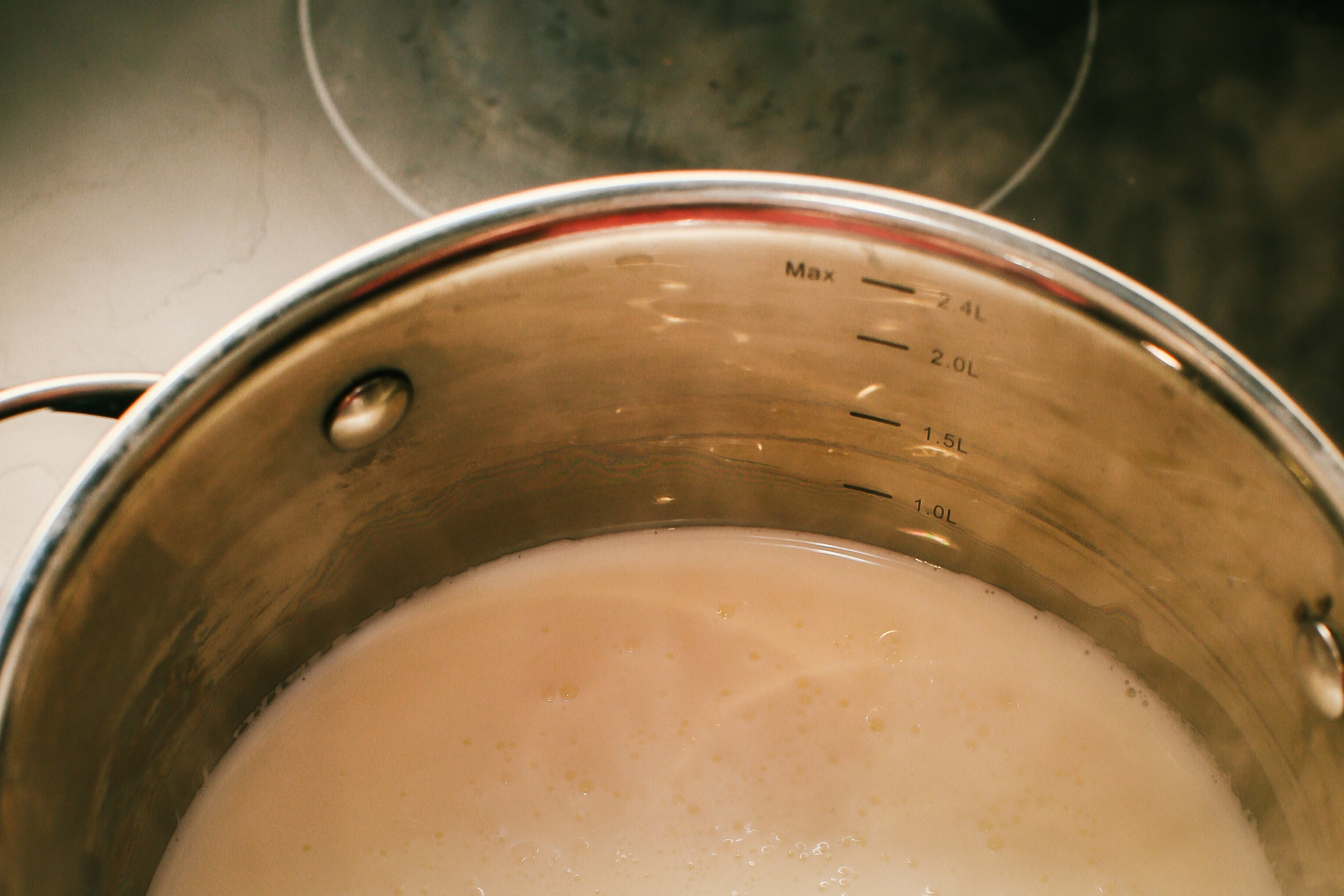  Щоб приготувати крем патісьєр,  треба нагріти молоко в сотейнику (майже до кипіння).