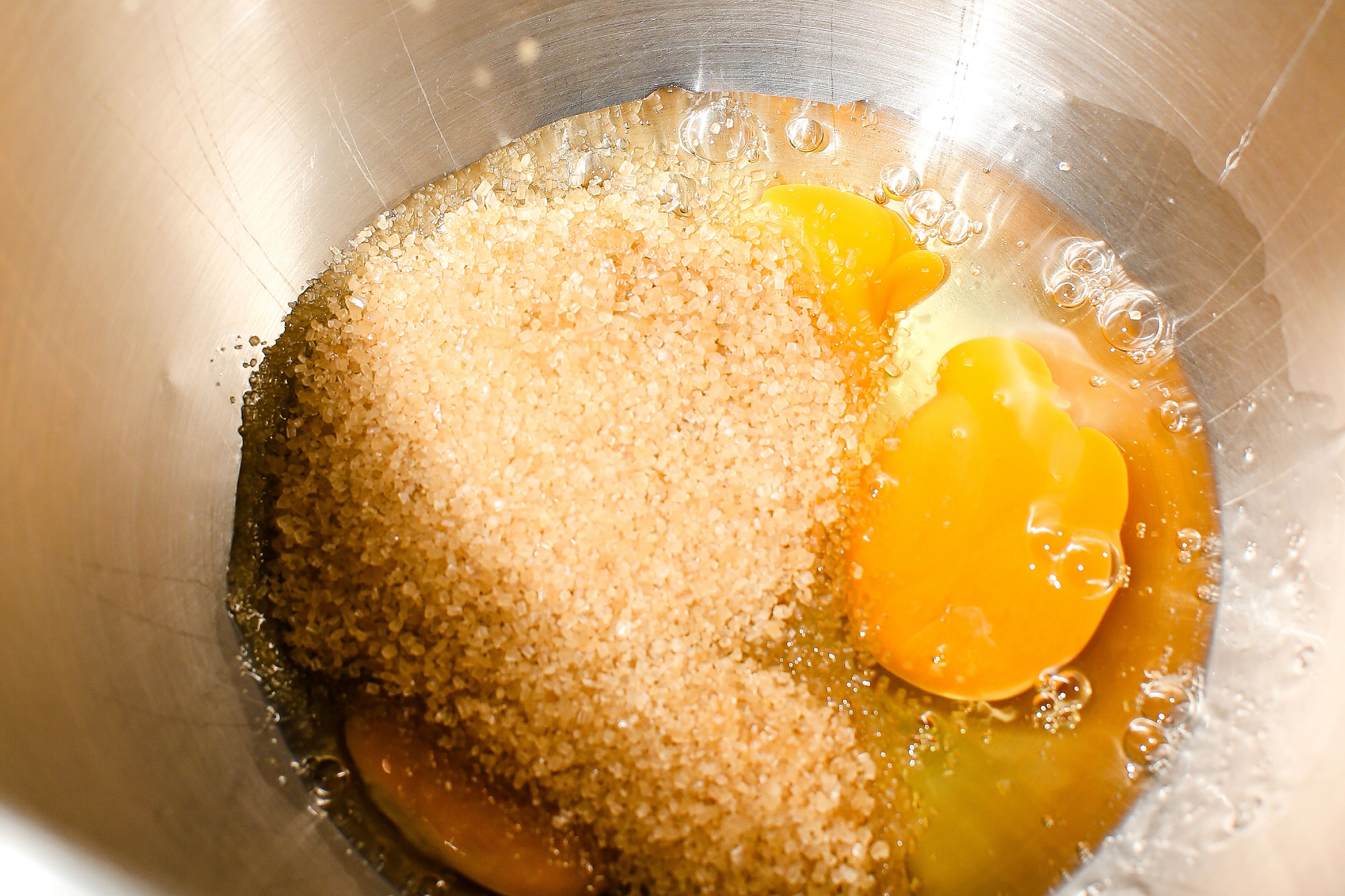  Яйця збити з коричневим цукром за допомогою міксера.