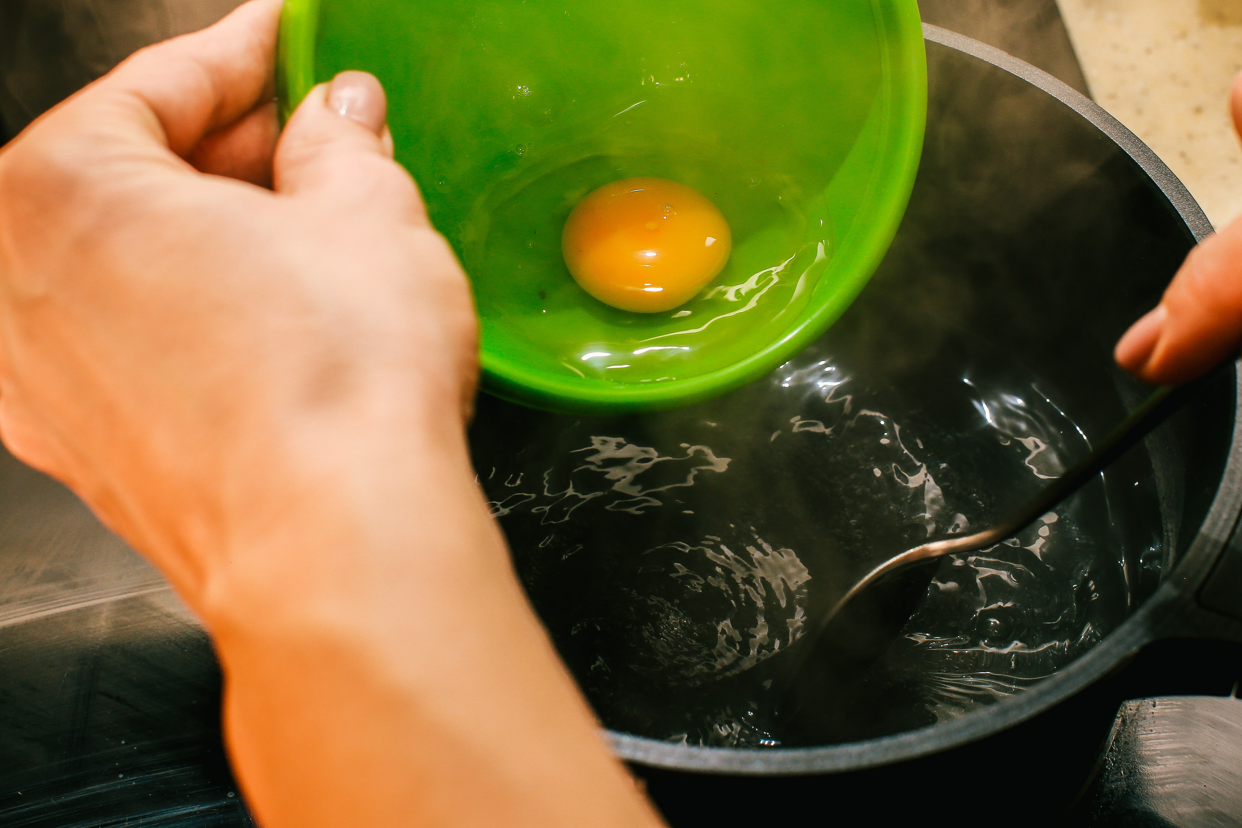  В сотейнику з водою та оцтом приготувати яйце пашот.